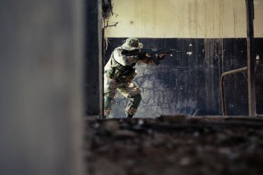Hava yumuşak lehim savaş alanında. Tüfekli yumuşak asker.