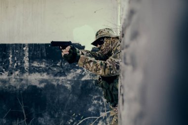 Hava yumuşak lehim savaş alanında. Tüfekli yumuşak asker.