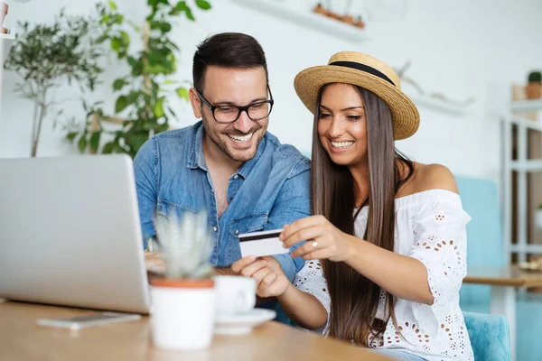 View Couple Buying Online Credit Card Laptop Coffee Shop — Stock Photo, Image