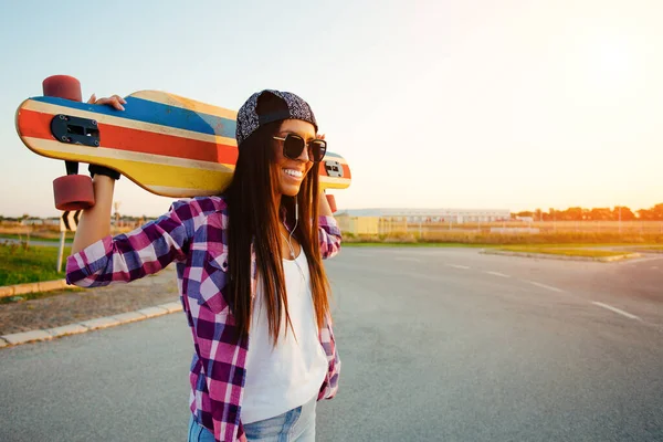 Όμορφη Και Μόδα Νεαρή Γυναίκα Ποζάρουν Ένα Skateboard — Φωτογραφία Αρχείου