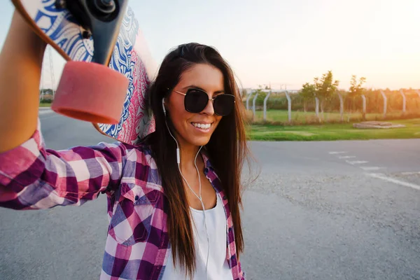 Όμορφη Και Μόδα Νεαρή Γυναίκα Ποζάρουν Ένα Skateboard — Φωτογραφία Αρχείου
