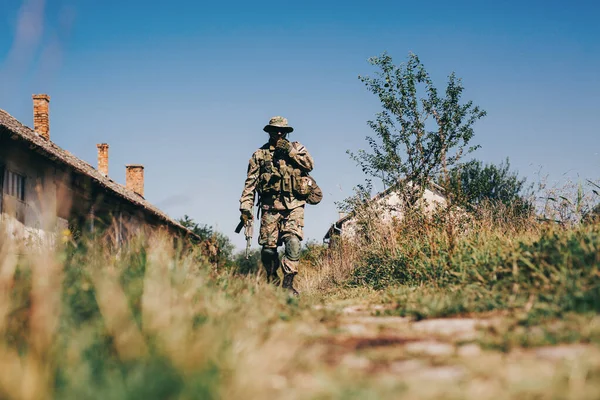Hava Yumuşak Lehim Savaş Alanında Tüfekli Yumuşak Asker — Stok fotoğraf