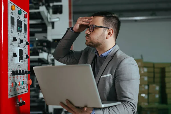 Werksleiter Bei Der Inspektion Der Produktion Der Mensch Industriellen Umfeld — Stockfoto