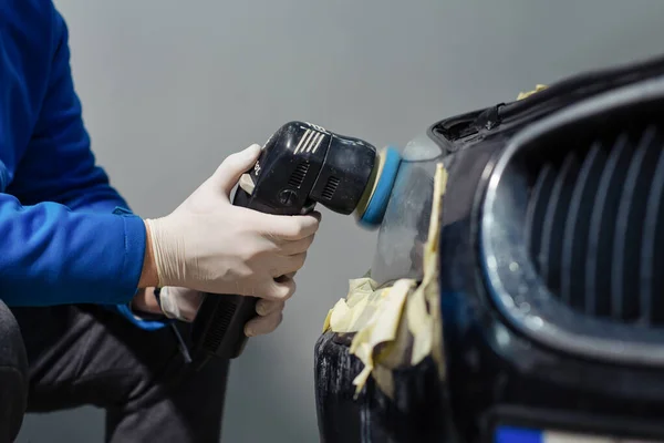Προβολείς Αυτοκινήτων Που Καθαρίζουν Μηχανή Απομονωτών Δύναμης Στην Υπηρεσία Αυτοκινήτων — Φωτογραφία Αρχείου