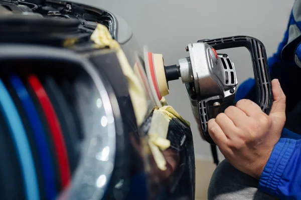 Bilstrålkastare Rengöring Med Power Buffer Maskin Bil Service — Stockfoto