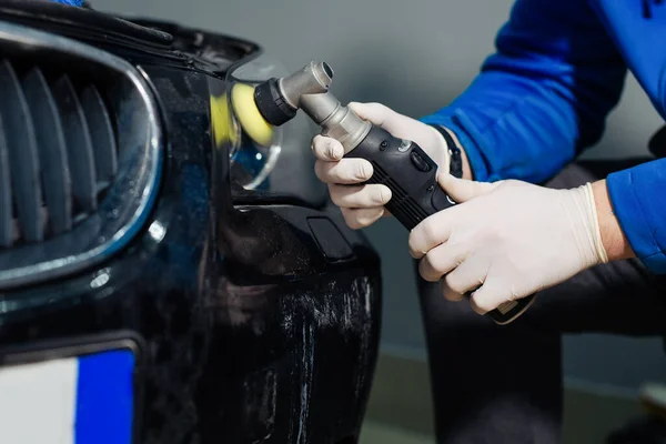 Trabajador Pule Óptica Los Faros Del Coche Con Herramienta Eléctrica — Foto de Stock