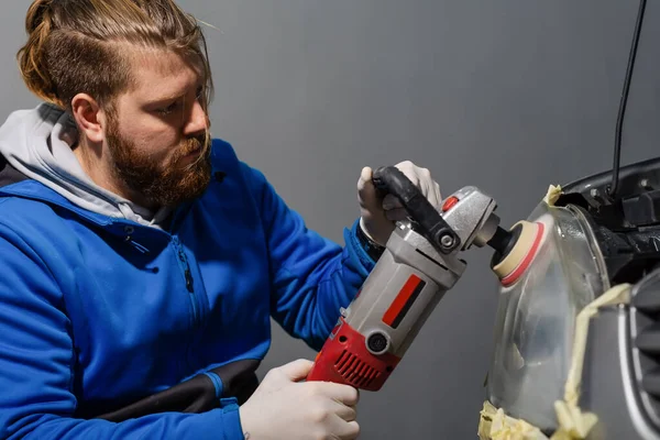 Bil Strålkastare Rengöring Med Power Buffert Maskin Bensinstation — Stockfoto