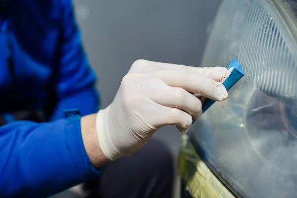 Arbetaren Polerar Optik Strålkastarna Bilen Med Den Elektriska Verktyget — Stockfoto