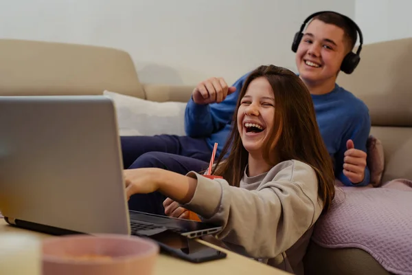 Två Tonåringar Roligt Hemma — Stockfoto