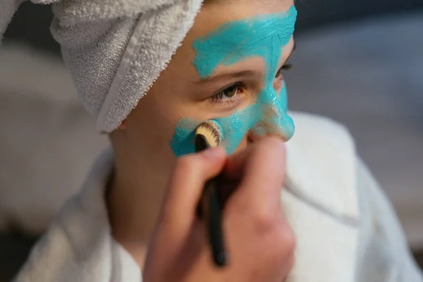 Mascarilla Para Pelar Caras Chica Adolescente Aplicando Mascarilla Facial Arcilla — Foto de Stock