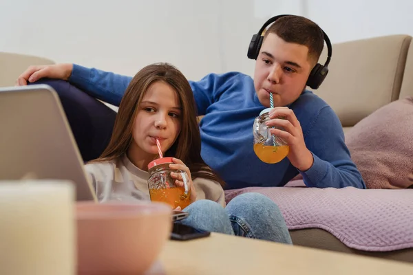 Dois Adolescentes Divertindo Casa — Fotografia de Stock