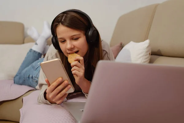 Young Cute Girl Lying Bed Using Laptop Home — Stock Photo, Image