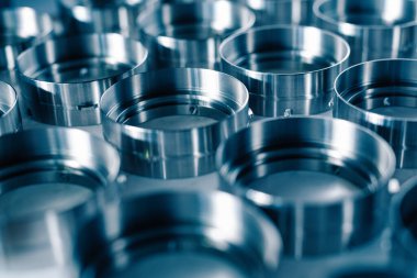 Torna tezgahına yerleştirilmiş metal parçaları