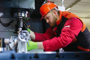 mekanik teknisyeni Ajan cnc freze kesme makine merkezinin aracı atölye