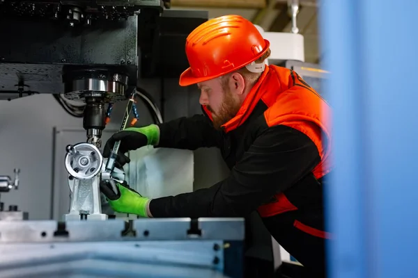 Mekaniska Tekniker Operativa Cnc Fräsning Skärande Maskin Center Verktyget Workshop — Stockfoto