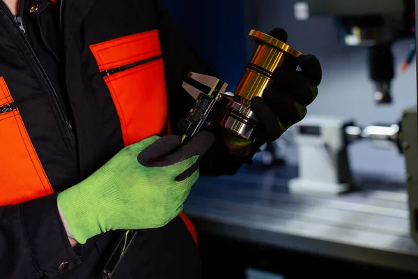 Kwaliteitscontrole Fabricage Handen Van Een Ingenieur Meet Een Metalen Onderdeel — Stockfoto