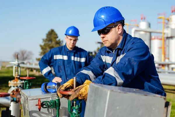 Ölarbeiter Dreht Ventil Auf Ölplattform — Stockfoto