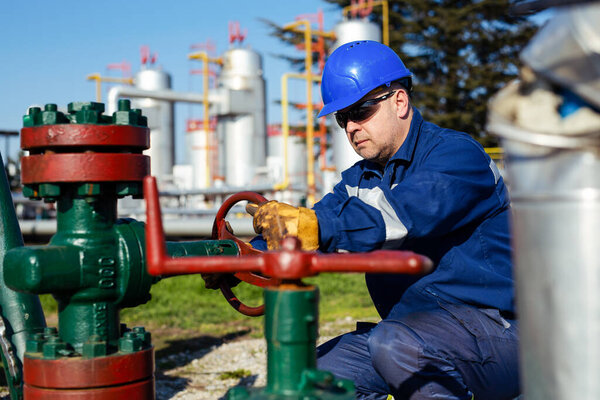 Рабочий нефтяной клапан на нефтяной вышке
