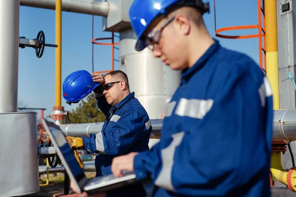 Zwei Fabrikarbeiter Mit Schwerem Gerät Und Pipeline — Stockfoto