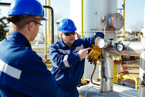 Visuell Inspektion Manlig Arbetstagare Rörledning Olja Och Gas — Stockfoto