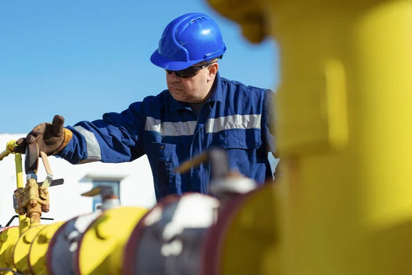 Inspectie Van Mannelijke Werknemers Visuele Pijpleiding Olie Gas — Stockfoto