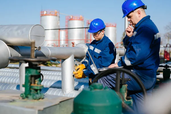 Dois Engenheiros Que Trabalham Dentro Refinaria Petróleo Gás — Fotografia de Stock