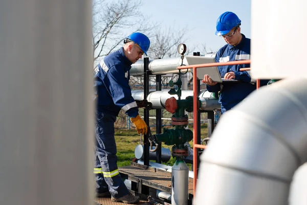 Inspección Trabajadores Masculinos Oleoducto Visual Gas — Foto de Stock