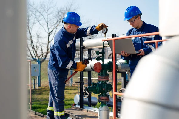 Männliche Arbeiter Inspizieren Visuelle Pipeline Und Gas — Stockfoto