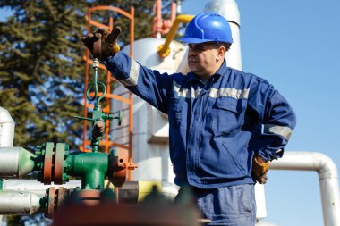 Erkek işçi görsel boru hattı petrol ve gaz teftişi