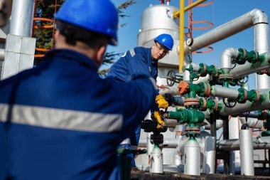 İki mühendis petrol ve doğal gaz rafineri içinde çalışıyor