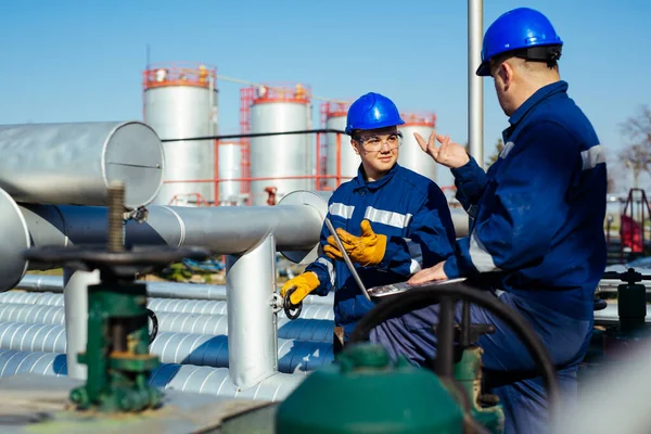 Dois Engenheiros Que Trabalham Dentro Refinaria Petróleo Gás — Fotografia de Stock