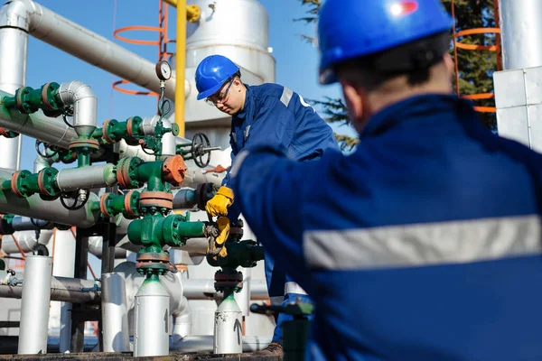 Dwóch Inżynierów Pracujących Wewnątrz Rafinerii Ropy Naftowej Gazu — Zdjęcie stockowe