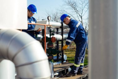 Ayarlama çalışan petrol rafinerisinde ölçmek