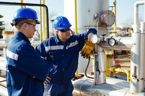 男性工人检查目视管道油和天然气 — 图库照片