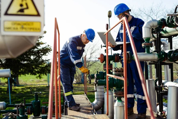 Werknemer Aanpassen Meten Bij Olieraffinaderij — Stockfoto