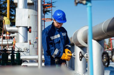 Ayarlama çalışan petrol rafinerisinde ölçmek