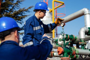 İki mühendis petrol ve doğal gaz rafineri içinde çalışıyor