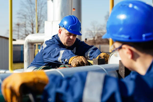 Arbeiter Stellt Messgerät Ölraffinerie Ein — Stockfoto