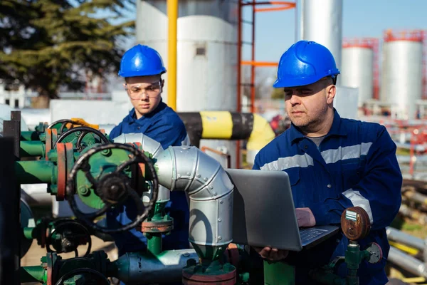 Twee Ingenieurs Die Werkzaam Zijn Binnen Olie Gasindustrie Raffinaderij — Stockfoto