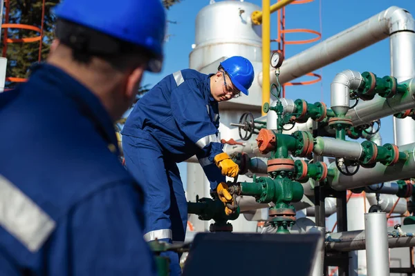 Dwóch Inżynierów Pracujących Wewnątrz Rafinerii Ropy Naftowej Gazu — Zdjęcie stockowe