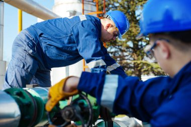 İki mühendis petrol ve doğal gaz rafineri içinde çalışıyor
