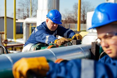 İki mühendis petrol ve doğal gaz rafineri içinde çalışıyor