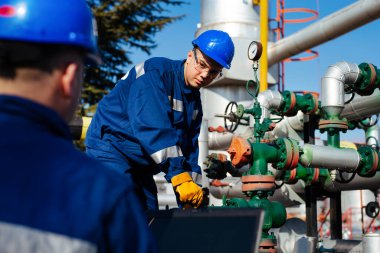 İki mühendis petrol ve doğal gaz rafineri içinde çalışıyor