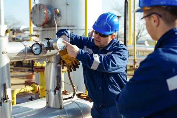 Visuell Inspektion Manlig Arbetstagare Rörledning Olja Och Gas — Stockfoto