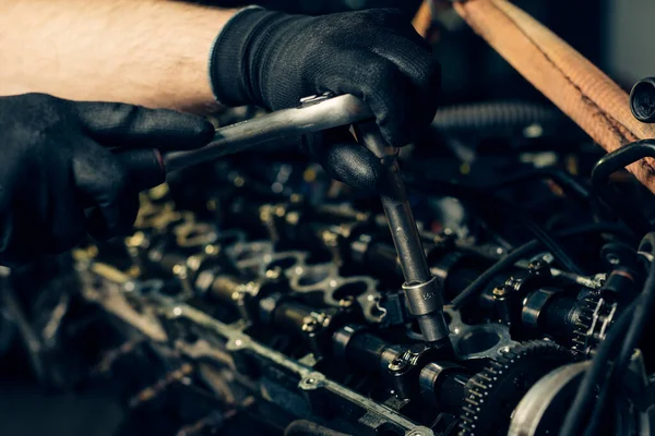 Mécanicien Automobile Travail Réparation Sur Moteur Voiture Dans Garage Mécanique — Photo