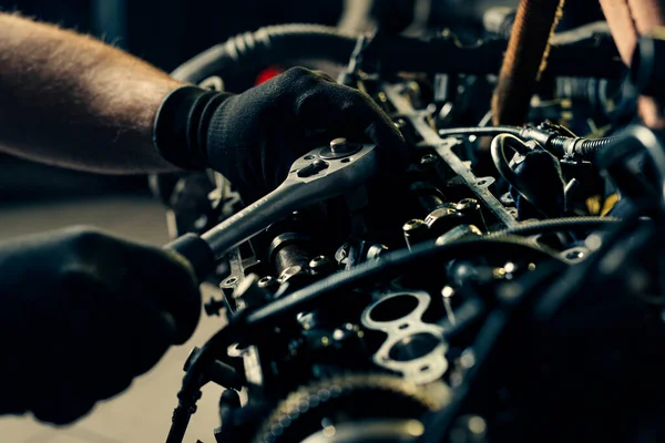 Mécanicien Automobile Travail Réparation Sur Moteur Voiture Dans Garage Mécanique — Photo