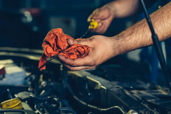 Autószerelő Ellenőrzi Olaj Szintjét Egy Mechanikus Műhelyben — Stock Fotó
