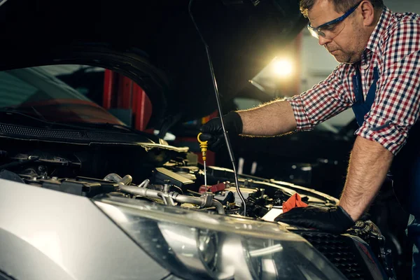 Mécanicien Automobile Vérifiant Niveau Huile Dans Atelier Mécanique — Photo