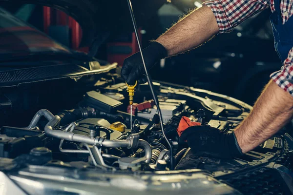 Car Mechanic Checking Oil Level Mechanical Workshop — Stock Photo, Image