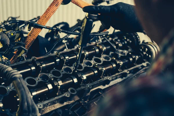 Αυτόματος Μηχανικός Που Εργάζεται Και Επιδιορθώνει Στη Μηχανή Αυτοκινήτων Στο — Φωτογραφία Αρχείου